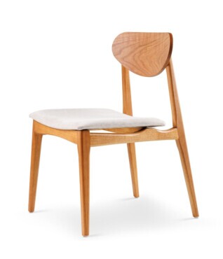 cadeira em madeira maciça