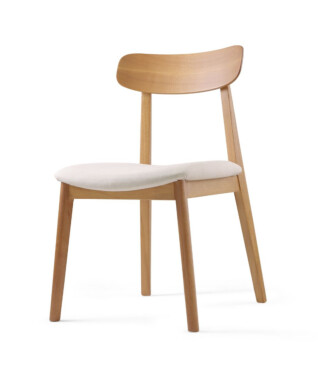 cadeira em madeira maciça