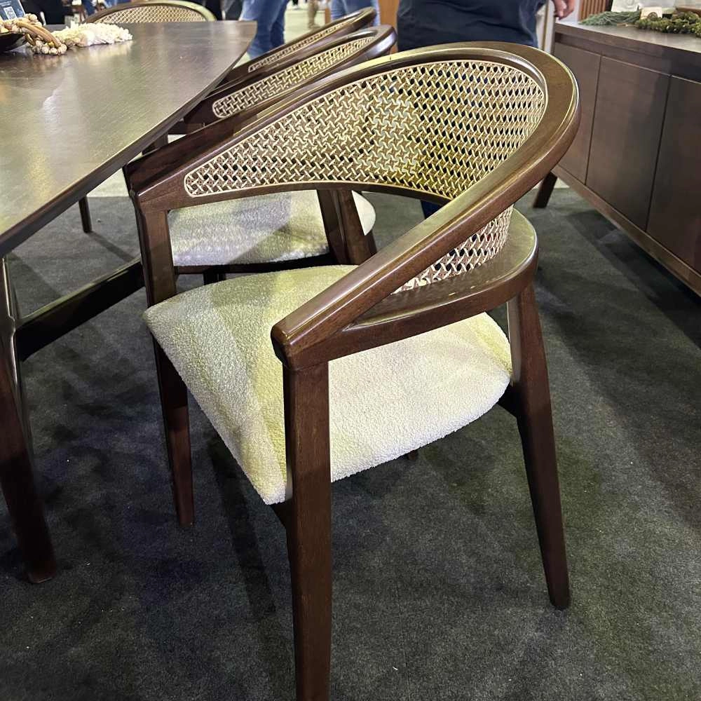 cadeira com encosto em ratan