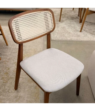 Cadeira Bari 107 com Rattan Natural no Encosto e Madeira na tonalidade castanho, assento no linho cinza