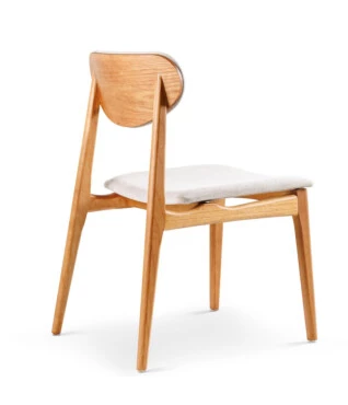 cadeira em madeira maciça