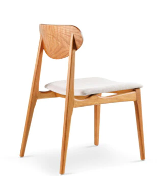 cadeira em madeira maciça