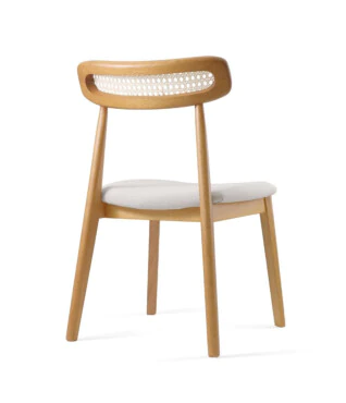 cadeira em madeira maciça