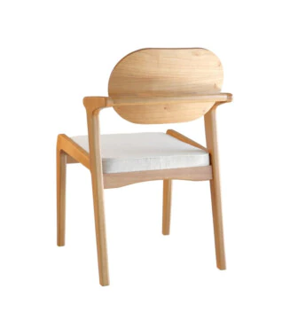 cadeira em madeira maciça