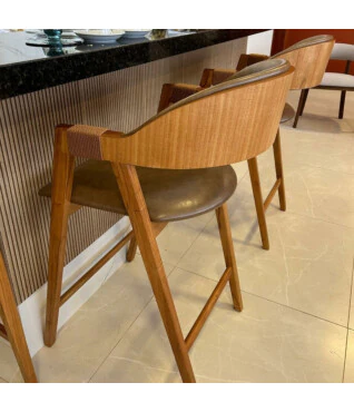 Banqueta Nicole em Madeira Maciça com Encosto Estofado