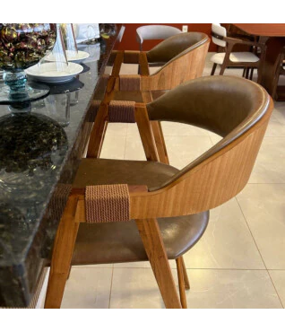 Banqueta Nicole em Madeira Maciça com Encosto Estofado