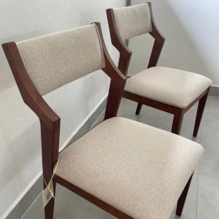 cadeira com encosto em tecido