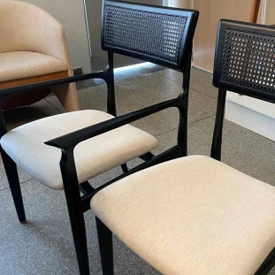 Cadeira Veneza Com Braço Encosto em Ratan Para Mesa de Jantar lateral
