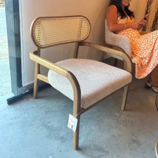 Poltrona Melissa com Encosto em Ratan