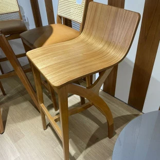 banqueta em madeira maciça