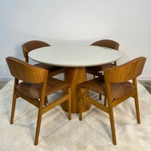 conjunto com quatro cadeiras