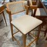banqueta com encosto em ratan