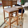 banqueta com encosto em ratan