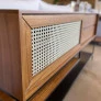 Buffet Topázio detalhe ratan na gaveta